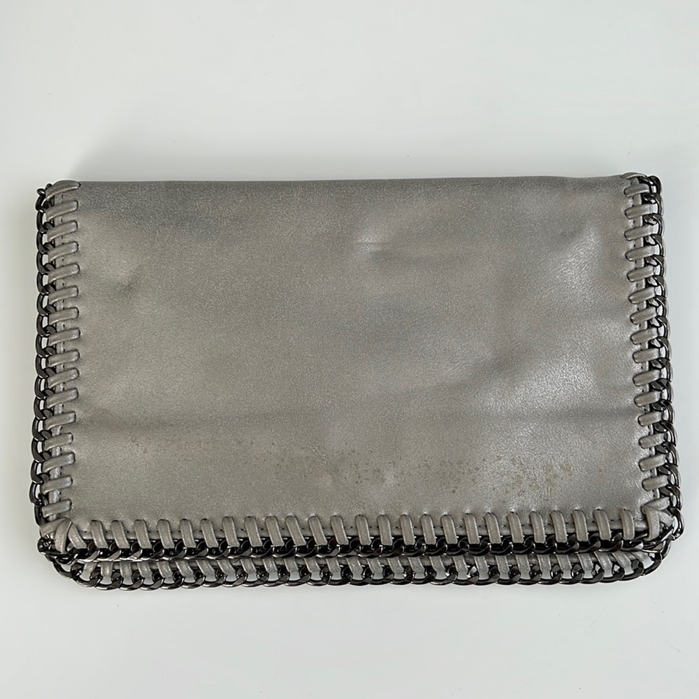 Gray cross body bag with chain
